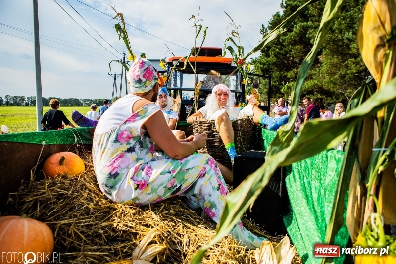 Zdjęcie w galerii na portalu naszraciborz.pl: Dożynki gminy Krzyżanowice. W Roszkowie jak na karnawale w Rio wiadomości z regionu
