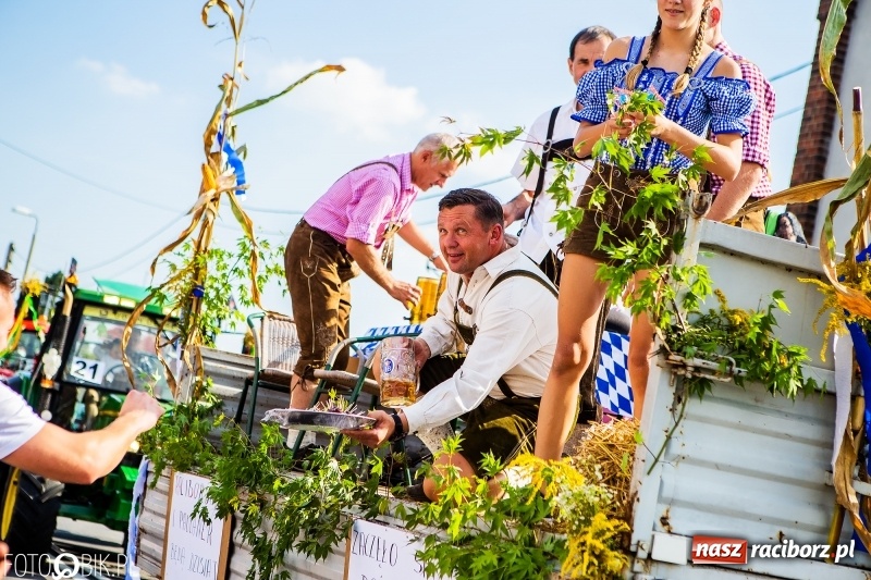 Zdjęcie w galerii na portalu naszraciborz.pl: Dożynki gminy Krzyżanowice. W Roszkowie jak na karnawale w Rio wiadomości z regionu