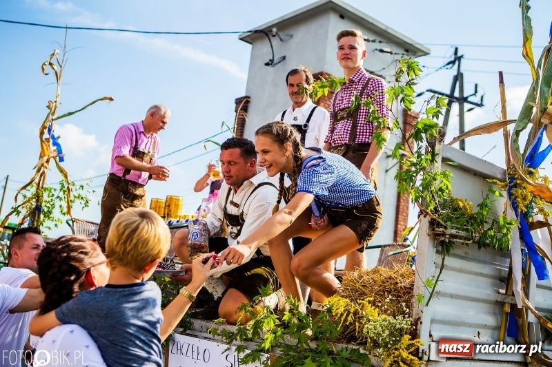 Zdjęcie w galerii na portalu naszraciborz.pl: Dożynki gminy Krzyżanowice. W Roszkowie jak na karnawale w Rio wiadomości z regionu