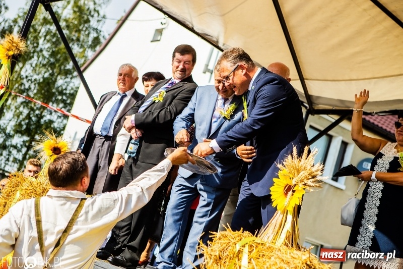 Zdjęcie w galerii na portalu naszraciborz.pl: Dożynki gminy Krzyżanowice. W Roszkowie jak na karnawale w Rio wiadomości z regionu