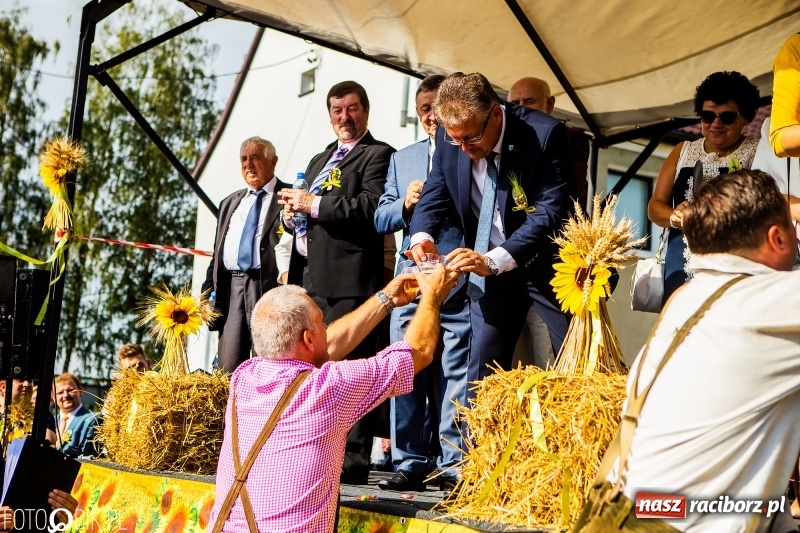 Zdjęcie w galerii na portalu naszraciborz.pl: Dożynki gminy Krzyżanowice. W Roszkowie jak na karnawale w Rio wiadomości z regionu