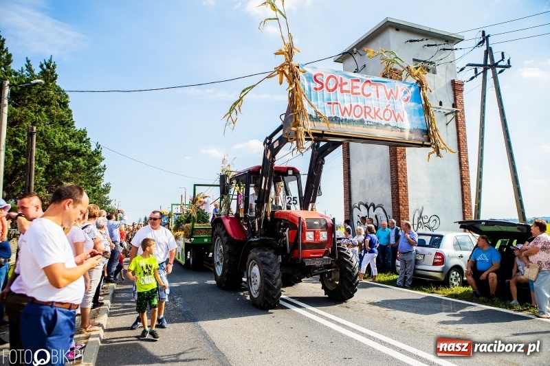Zdjęcie w galerii na portalu naszraciborz.pl: Dożynki gminy Krzyżanowice. W Roszkowie jak na karnawale w Rio wiadomości z regionu