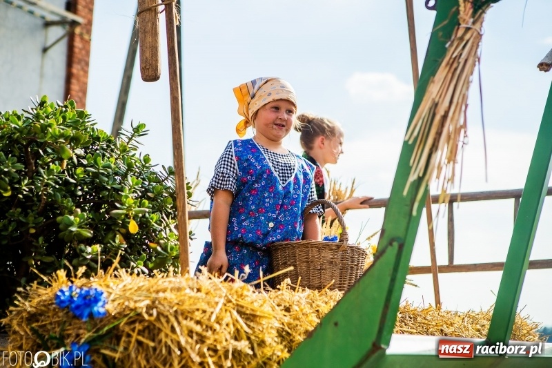 Zdjęcie w galerii na portalu naszraciborz.pl: Dożynki gminy Krzyżanowice. W Roszkowie jak na karnawale w Rio wiadomości z regionu