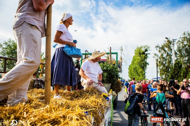 Zdjęcie w galerii na portalu naszraciborz.pl: Dożynki gminy Krzyżanowice. W Roszkowie jak na karnawale w Rio wiadomości z regionu