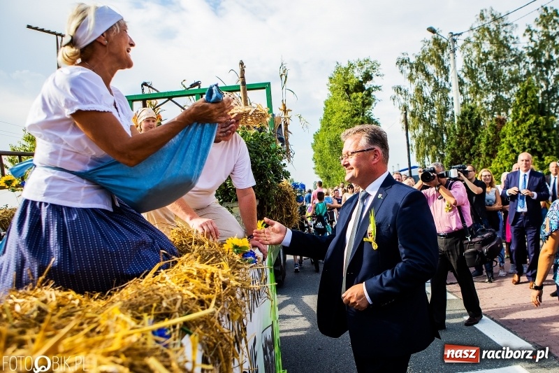 Zdjęcie w galerii na portalu naszraciborz.pl: Dożynki gminy Krzyżanowice. W Roszkowie jak na karnawale w Rio wiadomości z regionu