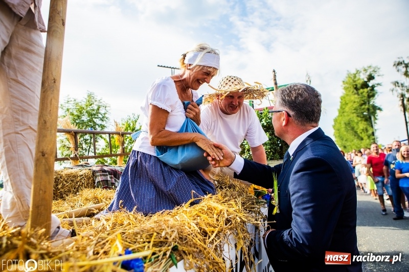 Zdjęcie w galerii na portalu naszraciborz.pl: Dożynki gminy Krzyżanowice. W Roszkowie jak na karnawale w Rio wiadomości z regionu