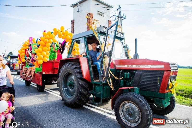Zdjęcie w galerii na portalu naszraciborz.pl: Dożynki gminy Krzyżanowice. W Roszkowie jak na karnawale w Rio wiadomości z regionu