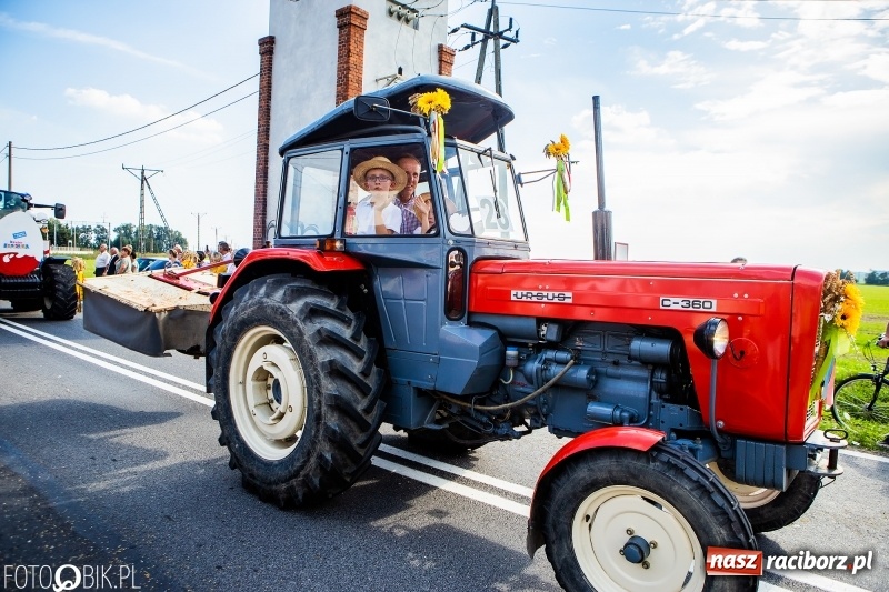 Zdjęcie w galerii na portalu naszraciborz.pl: Dożynki gminy Krzyżanowice. W Roszkowie jak na karnawale w Rio wiadomości z regionu