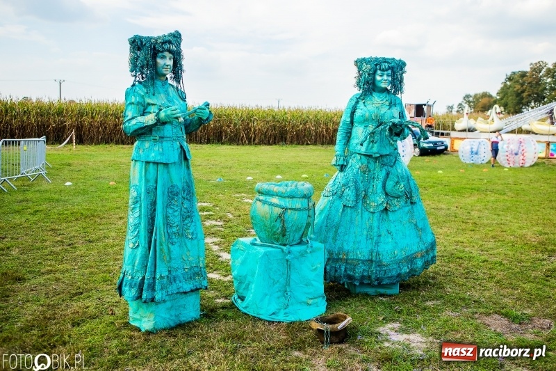 Zdjęcie w galerii na portalu naszraciborz.pl: Dożynki gminy Krzyżanowice. W Roszkowie jak na karnawale w Rio wiadomości z regionu