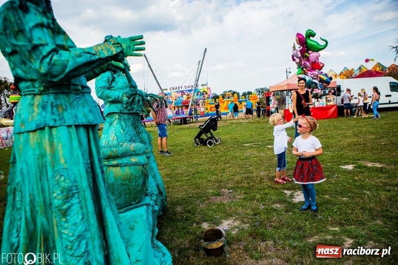 Zdjęcie w galerii na portalu naszraciborz.pl: Dożynki gminy Krzyżanowice. W Roszkowie jak na karnawale w Rio wiadomości z regionu