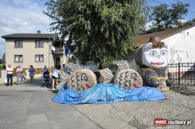 Zdjęcie w galerii na portalu naszraciborz.pl: Pomysłowe roszkowiki. Dożynkowy wystrój zagród  wiadomości z regionu