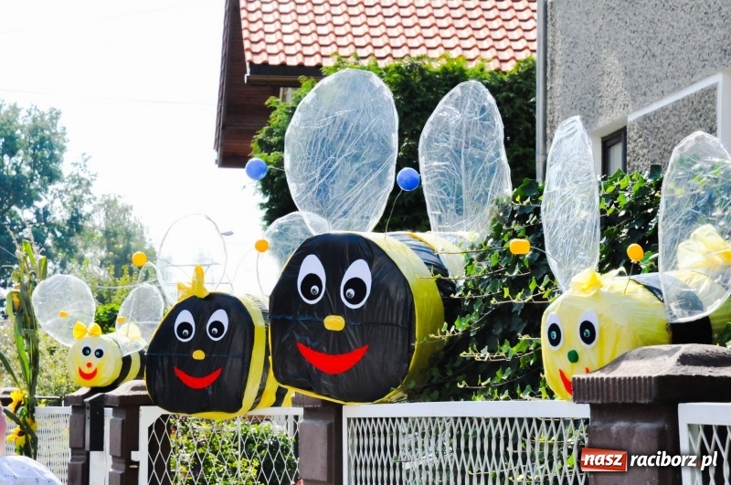 Zdjęcie w galerii na portalu naszraciborz.pl: Pomysłowe roszkowiki. Dożynkowy wystrój zagród  wiadomości z regionu