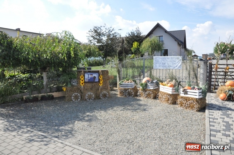 Zdjęcie w galerii na portalu naszraciborz.pl: Pomysłowe roszkowiki. Dożynkowy wystrój zagród  wiadomości z regionu