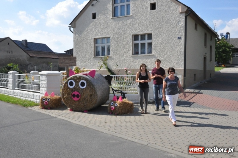 Zdjęcie w galerii na portalu naszraciborz.pl: Pomysłowe roszkowiki. Dożynkowy wystrój zagród  wiadomości z regionu