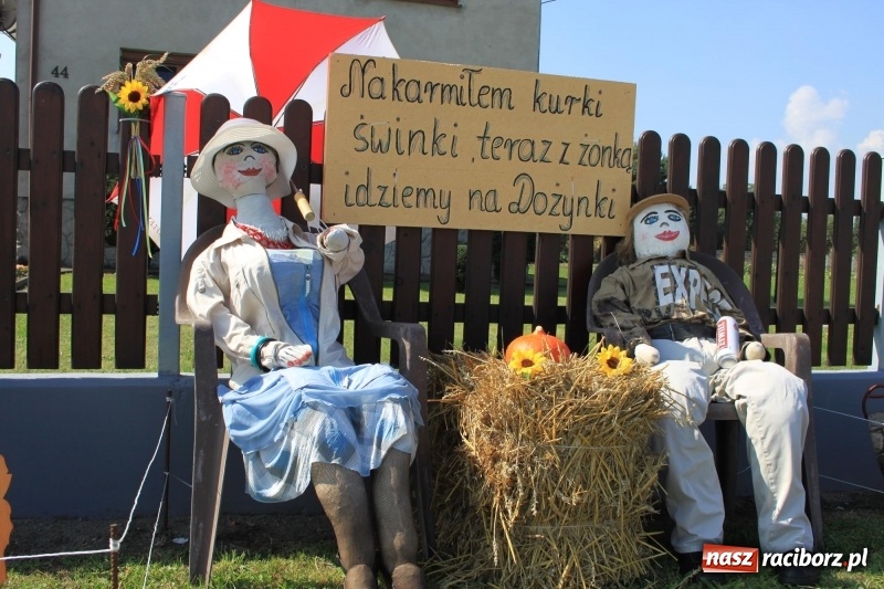 Zdjęcie w galerii na portalu naszraciborz.pl: Pomysłowe roszkowiki. Dożynkowy wystrój zagród  wiadomości z regionu