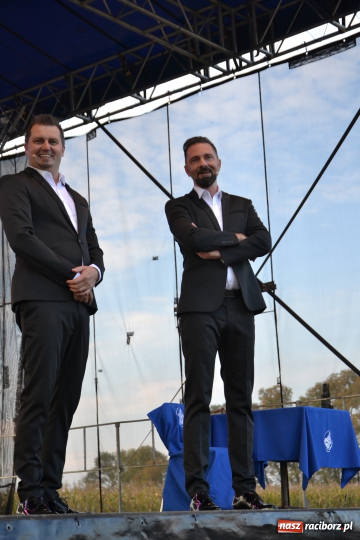 Zdjęcie w galerii na portalu naszraciborz.pl: Dożynki w Roszkowie. Niedzielne popołudnie z Uśmiechem i Kabaretem Młodych Panów wiadomości z regionu