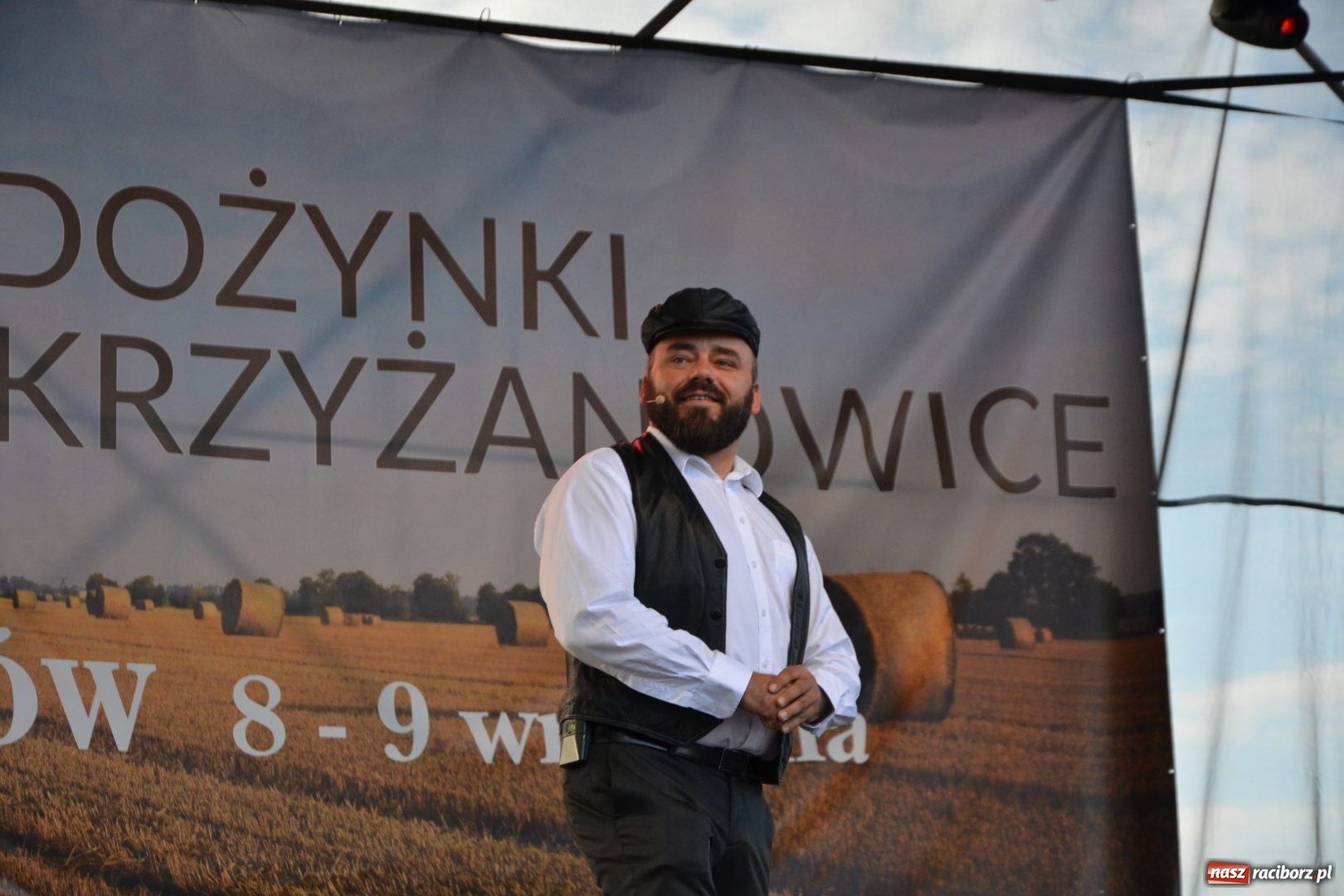 Zdjęcie w galerii na portalu naszraciborz.pl: Dożynki w Roszkowie. Niedzielne popołudnie z Uśmiechem i Kabaretem Młodych Panów wiadomości z regionu