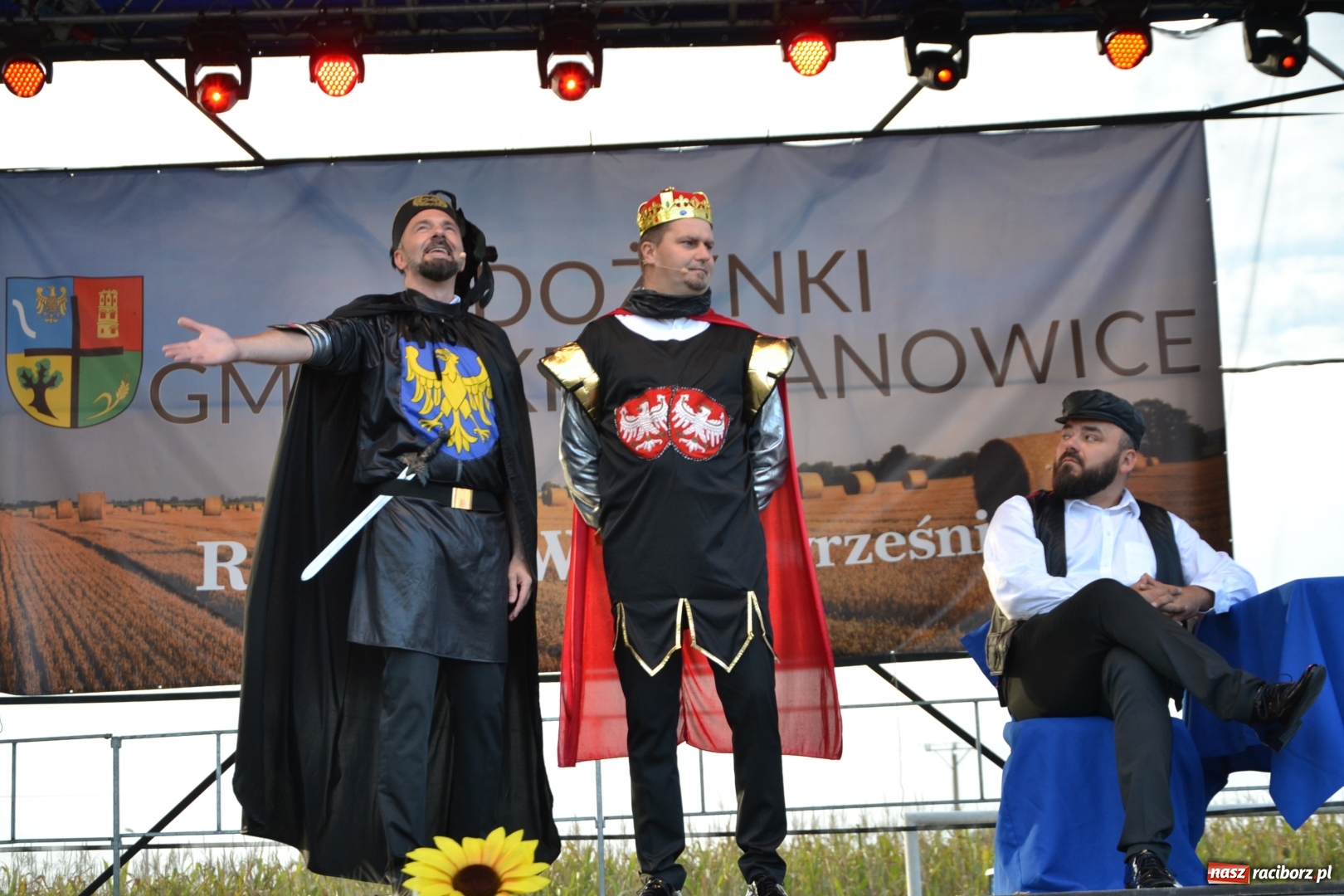 Zdjęcie w galerii na portalu naszraciborz.pl: Dożynki w Roszkowie. Niedzielne popołudnie z Uśmiechem i Kabaretem Młodych Panów wiadomości z regionu
