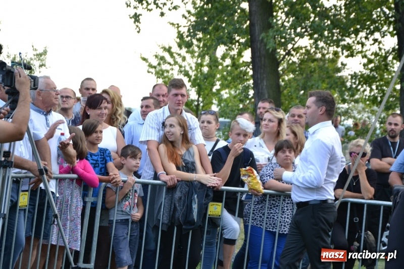 Zdjęcie w galerii na portalu naszraciborz.pl: Dożynki w Roszkowie. Niedzielne popołudnie z Uśmiechem i Kabaretem Młodych Panów wiadomości z regionu