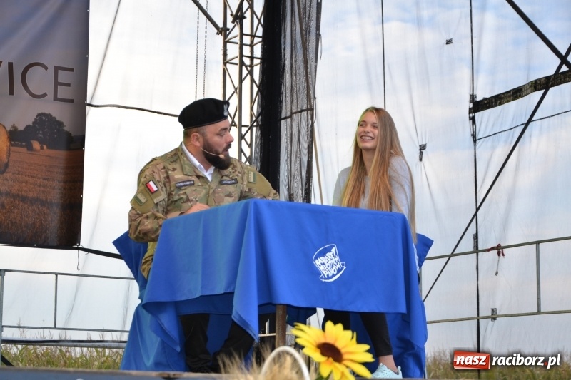 Zdjęcie w galerii na portalu naszraciborz.pl: Dożynki w Roszkowie. Niedzielne popołudnie z Uśmiechem i Kabaretem Młodych Panów wiadomości z regionu