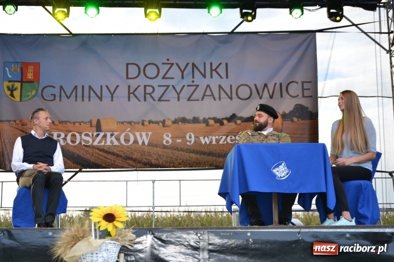 Zdjęcie w galerii na portalu naszraciborz.pl: Dożynki w Roszkowie. Niedzielne popołudnie z Uśmiechem i Kabaretem Młodych Panów wiadomości z regionu