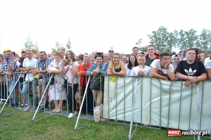Zdjęcie w galerii na portalu naszraciborz.pl: Dożynki w Roszkowie. Niedzielne popołudnie z Uśmiechem i Kabaretem Młodych Panów wiadomości z regionu