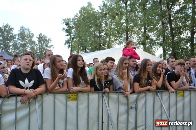 Zdjęcie w galerii na portalu naszraciborz.pl: Dożynki w Roszkowie. Niedzielne popołudnie z Uśmiechem i Kabaretem Młodych Panów wiadomości z regionu