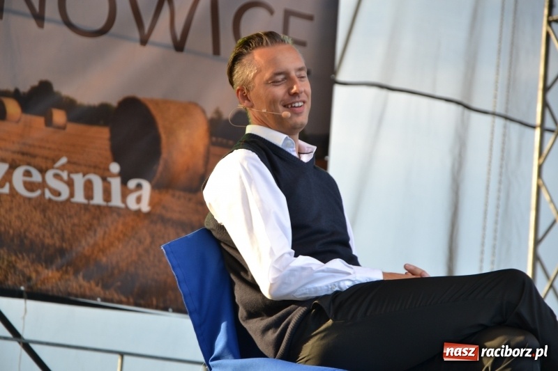 Zdjęcie w galerii na portalu naszraciborz.pl: Dożynki w Roszkowie. Niedzielne popołudnie z Uśmiechem i Kabaretem Młodych Panów wiadomości z regionu