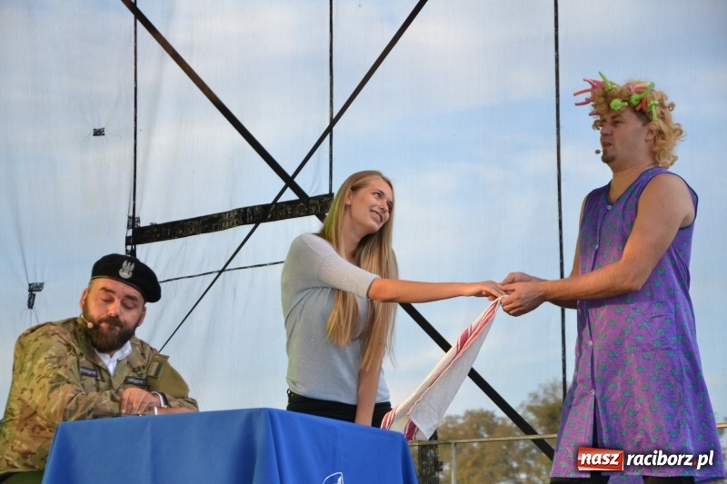 Zdjęcie w galerii na portalu naszraciborz.pl: Dożynki w Roszkowie. Niedzielne popołudnie z Uśmiechem i Kabaretem Młodych Panów wiadomości z regionu