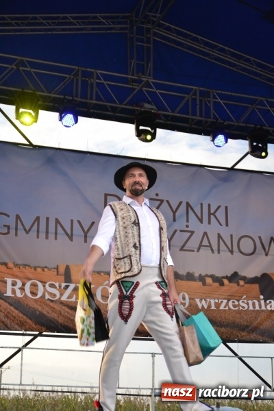 Zdjęcie w galerii na portalu naszraciborz.pl: Dożynki w Roszkowie. Niedzielne popołudnie z Uśmiechem i Kabaretem Młodych Panów wiadomości z regionu