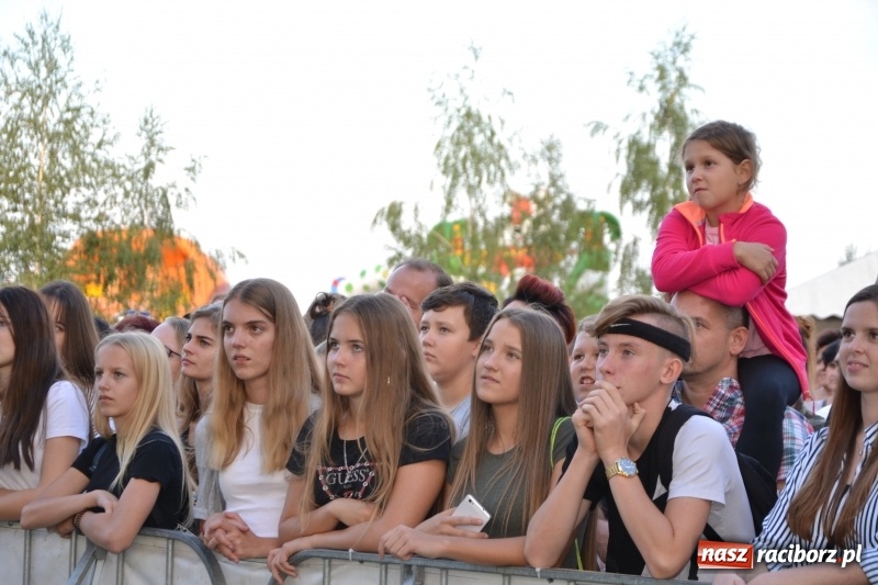 Zdjęcie w galerii na portalu naszraciborz.pl: Dożynki w Roszkowie. Niedzielne popołudnie z Uśmiechem i Kabaretem Młodych Panów wiadomości z regionu