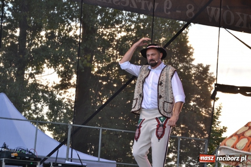 Zdjęcie w galerii na portalu naszraciborz.pl: Dożynki w Roszkowie. Niedzielne popołudnie z Uśmiechem i Kabaretem Młodych Panów wiadomości z regionu