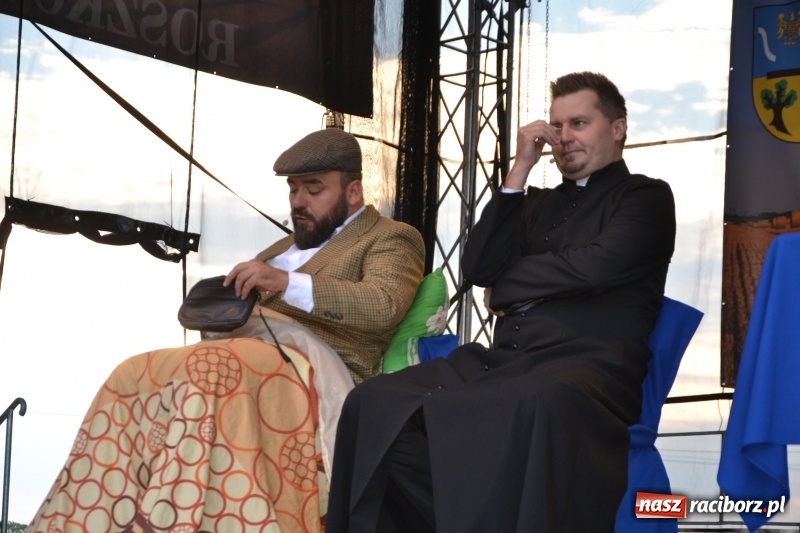 Zdjęcie w galerii na portalu naszraciborz.pl: Dożynki w Roszkowie. Niedzielne popołudnie z Uśmiechem i Kabaretem Młodych Panów wiadomości z regionu