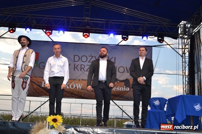 Zdjęcie w galerii na portalu naszraciborz.pl: Dożynki w Roszkowie. Niedzielne popołudnie z Uśmiechem i Kabaretem Młodych Panów wiadomości z regionu