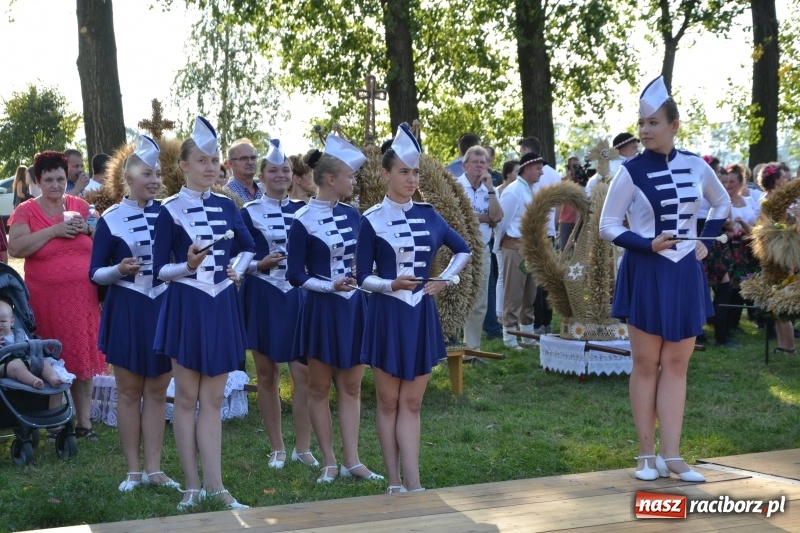 Zdjęcie w galerii na portalu naszraciborz.pl: Dożynki w Roszkowie. Niedzielne popołudnie z Uśmiechem i Kabaretem Młodych Panów wiadomości z regionu