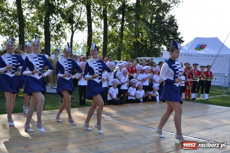 Zdjęcie w galerii na portalu naszraciborz.pl: Dożynki w Roszkowie. Niedzielne popołudnie z Uśmiechem i Kabaretem Młodych Panów wiadomości z regionu