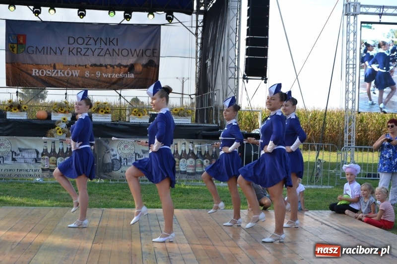 Zdjęcie w galerii na portalu naszraciborz.pl: Dożynki w Roszkowie. Niedzielne popołudnie z Uśmiechem i Kabaretem Młodych Panów wiadomości z regionu