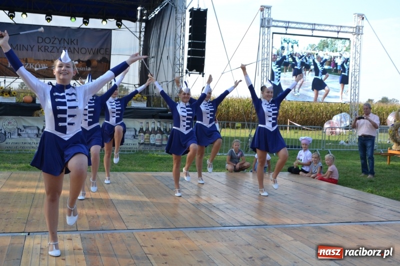 Zdjęcie w galerii na portalu naszraciborz.pl: Dożynki w Roszkowie. Niedzielne popołudnie z Uśmiechem i Kabaretem Młodych Panów wiadomości z regionu