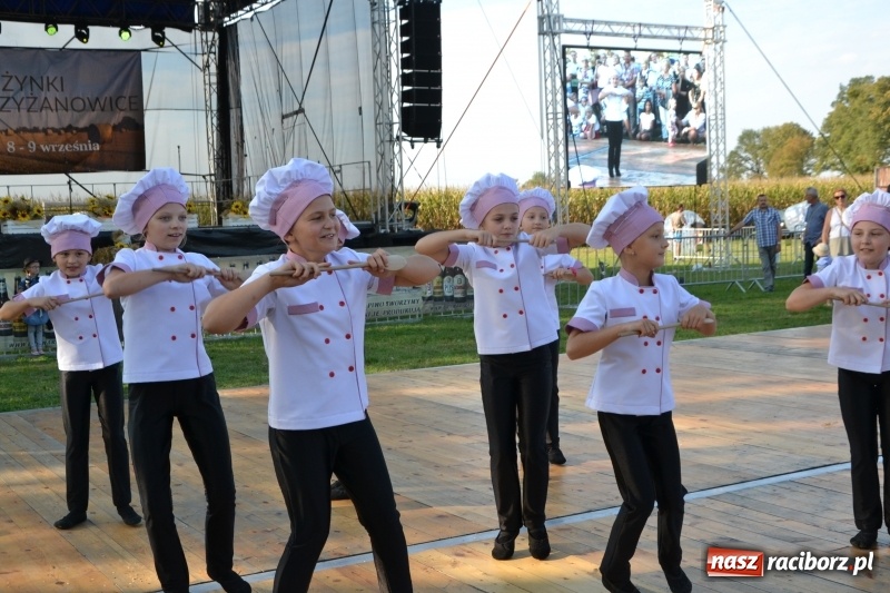 Zdjęcie w galerii na portalu naszraciborz.pl: Dożynki w Roszkowie. Niedzielne popołudnie z Uśmiechem i Kabaretem Młodych Panów wiadomości z regionu