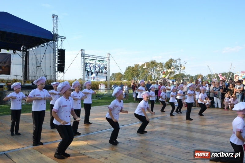 Zdjęcie w galerii na portalu naszraciborz.pl: Dożynki w Roszkowie. Niedzielne popołudnie z Uśmiechem i Kabaretem Młodych Panów wiadomości z regionu