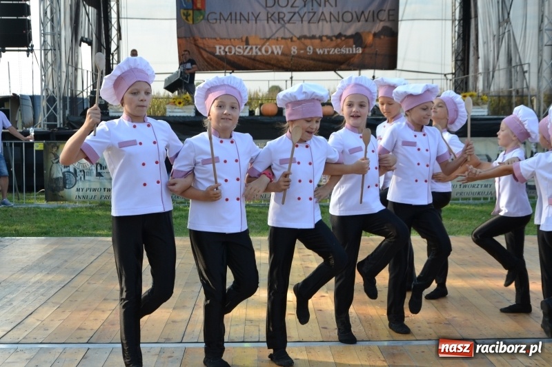 Zdjęcie w galerii na portalu naszraciborz.pl: Dożynki w Roszkowie. Niedzielne popołudnie z Uśmiechem i Kabaretem Młodych Panów wiadomości z regionu