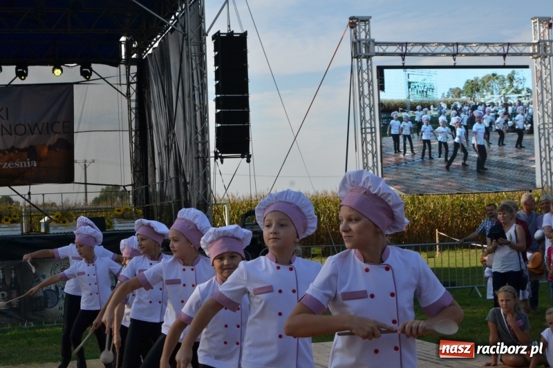 Zdjęcie w galerii na portalu naszraciborz.pl: Dożynki w Roszkowie. Niedzielne popołudnie z Uśmiechem i Kabaretem Młodych Panów wiadomości z regionu