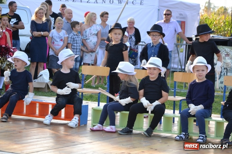 Zdjęcie w galerii na portalu naszraciborz.pl: Dożynki w Roszkowie. Niedzielne popołudnie z Uśmiechem i Kabaretem Młodych Panów wiadomości z regionu
