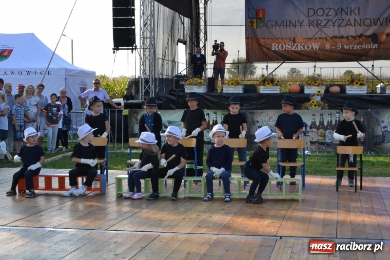 Zdjęcie w galerii na portalu naszraciborz.pl: Dożynki w Roszkowie. Niedzielne popołudnie z Uśmiechem i Kabaretem Młodych Panów wiadomości z regionu