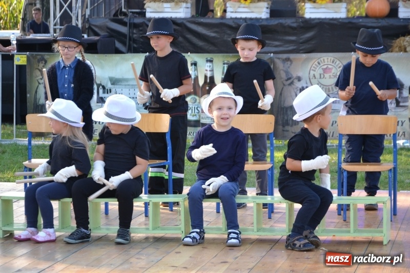 Zdjęcie w galerii na portalu naszraciborz.pl: Dożynki w Roszkowie. Niedzielne popołudnie z Uśmiechem i Kabaretem Młodych Panów wiadomości z regionu