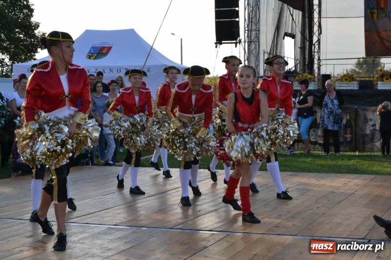 Zdjęcie w galerii na portalu naszraciborz.pl: Dożynki w Roszkowie. Niedzielne popołudnie z Uśmiechem i Kabaretem Młodych Panów wiadomości z regionu