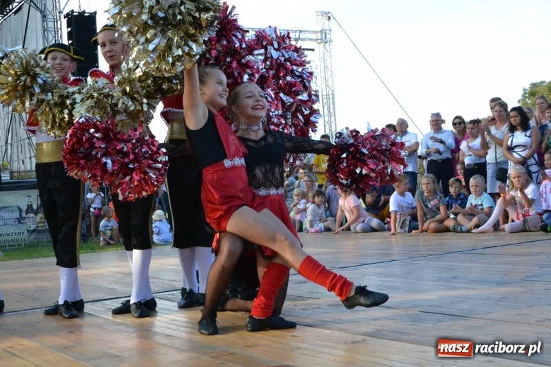 Zdjęcie w galerii na portalu naszraciborz.pl: Dożynki w Roszkowie. Niedzielne popołudnie z Uśmiechem i Kabaretem Młodych Panów wiadomości z regionu