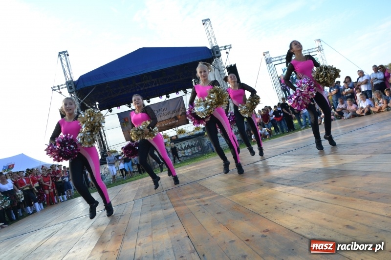 Zdjęcie w galerii na portalu naszraciborz.pl: Dożynki w Roszkowie. Niedzielne popołudnie z Uśmiechem i Kabaretem Młodych Panów wiadomości z regionu