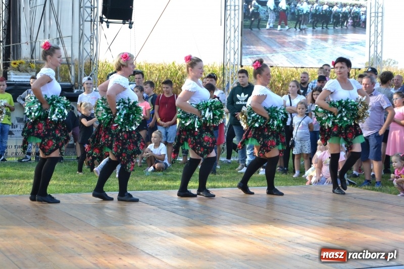 Zdjęcie w galerii na portalu naszraciborz.pl: Dożynki w Roszkowie. Niedzielne popołudnie z Uśmiechem i Kabaretem Młodych Panów wiadomości z regionu