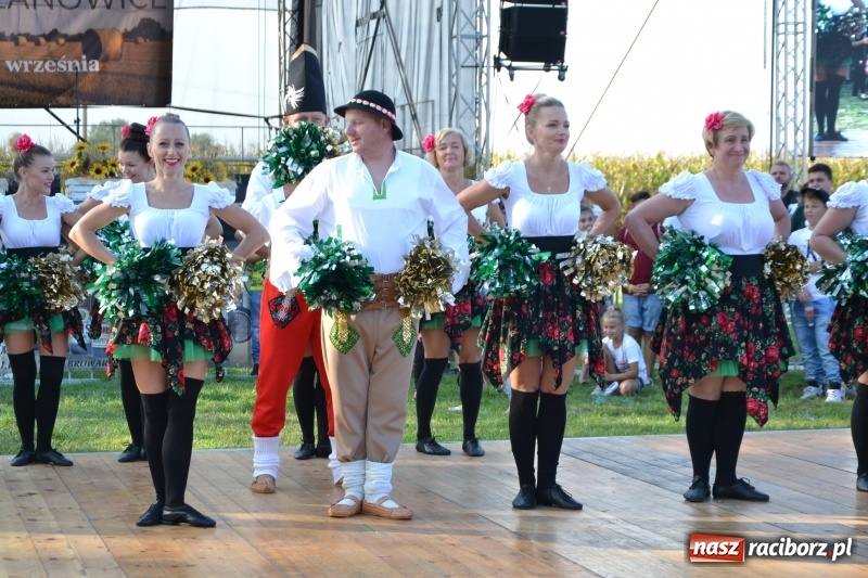 Zdjęcie w galerii na portalu naszraciborz.pl: Dożynki w Roszkowie. Niedzielne popołudnie z Uśmiechem i Kabaretem Młodych Panów wiadomości z regionu